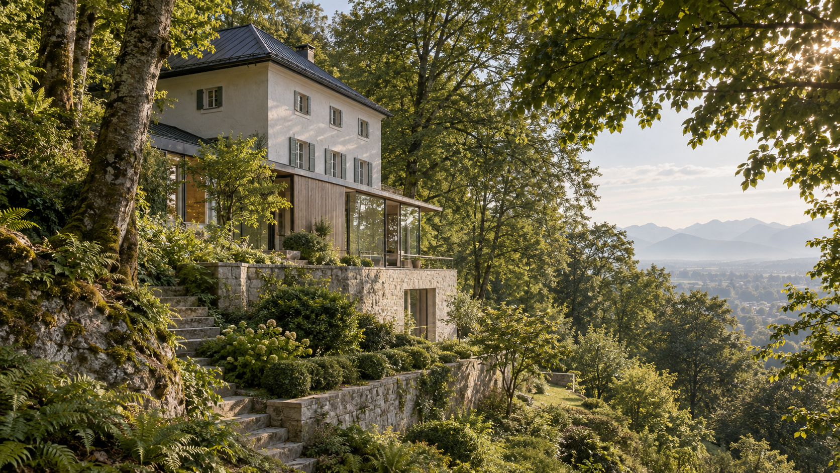 Wohnhaus aus hellem Stein und Holz an einem bewaldeten Salzburger Hang